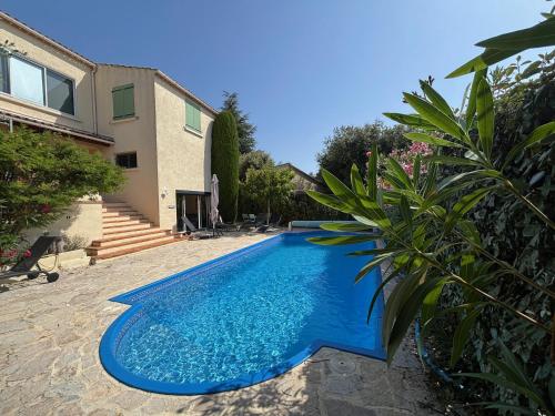 une piscine bleue devant une maison dans l'établissement En Avignon 30133 les Angles, aux Angles (Gard)