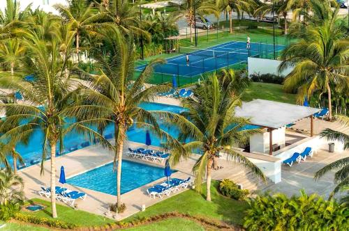 an overhead view of a pool at a resort at Departamento Mayan Lakes T9 - Albercas, club de playa, tenis, pádel y más in Acapulco
