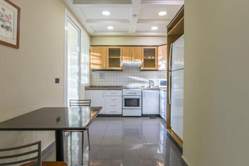 Кухня или мини-кухня в Lahoya Homes
