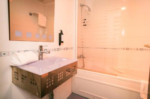 a bathroom with a sink and a shower at Magic Inn in Oropesa del Mar