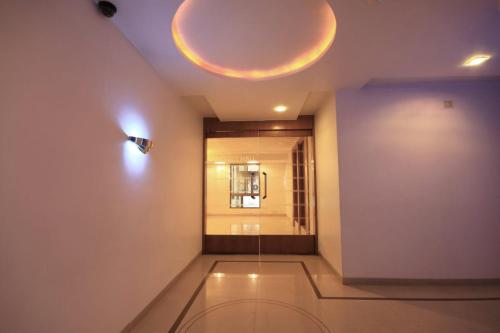 a room with a hallway with a ceiling with lights at Hotel Apple Inn Vapi in Vapi