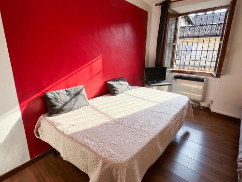 Postel nebo postele na pokoji v ubytování Monolocale in Asti Centro in Palazzo storico 30min da Alba Fiera del Tartufo