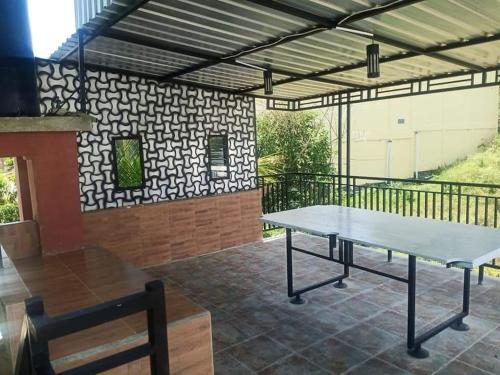una mesa de ping pong en un patio en Penginapan Herlandy, en Komodo Labuan Bajo Airport