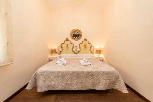 a bedroom with a bed with two towels on it at Mas Xibeques in Báscara