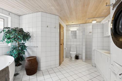 Ένα μπάνιο στο Home With Activity Room Near The North Sea