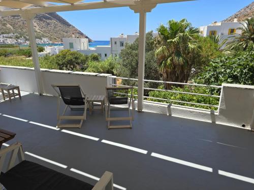 a patio with chairs and a table on a balcony at Oasis in Kamarai