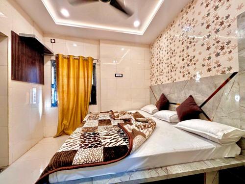a bedroom with a large bed in a room at Hotel Khushhal Manzil in Ajmer