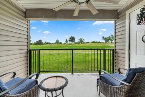 d'une terrasse avec des chaises et une vue sur un parcours de golf. dans l'établissement Catch the Sunrise - Branson Mo - Holiday Hills - 2bd Condo, à Branson