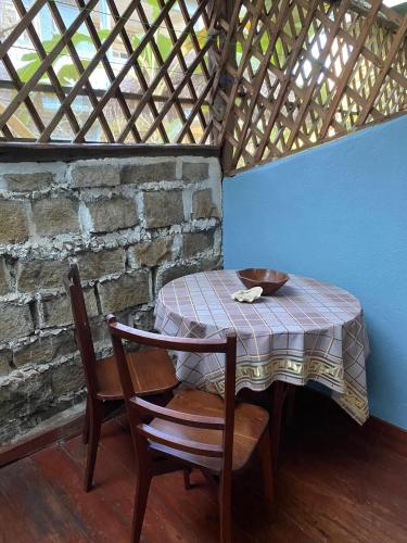 a table and chairs with a bowl on top of it at Studio Poivre - Séjour tropical à Nosy Be in Madirokely