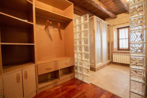 una grande camera con armadi in legno e una finestra di La Casa del Médico a Cerezo de Abajo