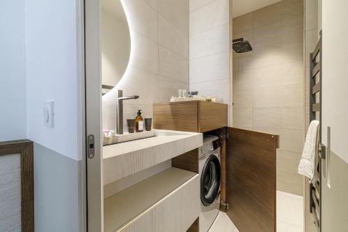 une salle de bain avec un lavabo et une machine à laver dans l'établissement BERLIOZ - Splendid apartment in Nice city center, à Nice