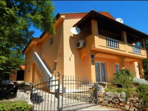 a house with a fence in front of it at Apartman Andrija Polje in Polje