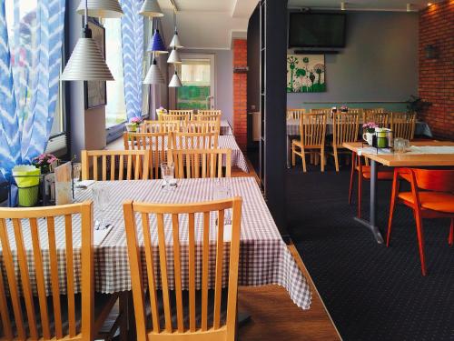 Un restaurante u otro lugar para comer en Bed&Breakfast Mikunda