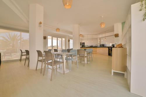 a dining room with a table and chairs at Apartamentos Azul Playa in Cala d´Or