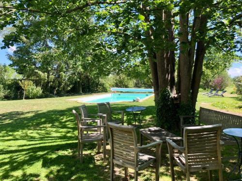 Kolam renang di atau dekat dengan Domaine d'AROMM - Chambres d'hotes & gites - Piscine, Etangs & Animaux - Au calme