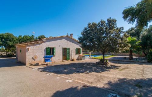 a small house with a blue chair in front of it at Sa Sargantana in Llucmajor