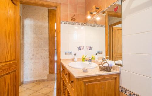 a bathroom with a sink and a mirror at Sa Sargantana in Llucmajor