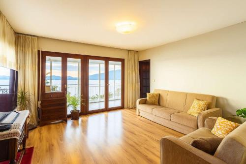 Χώρος καθιστικού στο Endless Blue Seafront Retreat - Mikra Mantineia