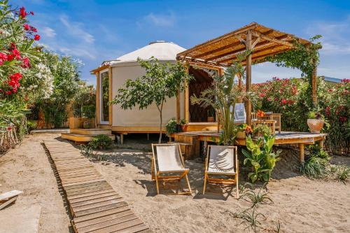 Κήπος έξω από το Yurt Kalamaki Seaside Glamping