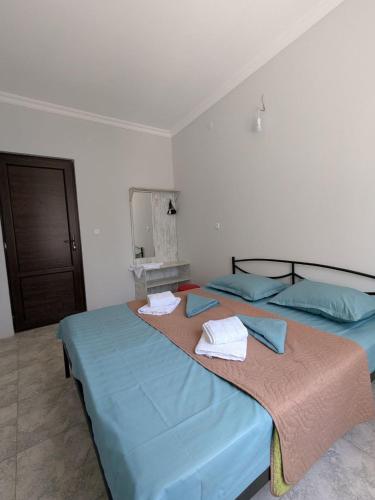 Ένα ή περισσότερα κρεβάτια σε δωμάτιο στο Nino apartments