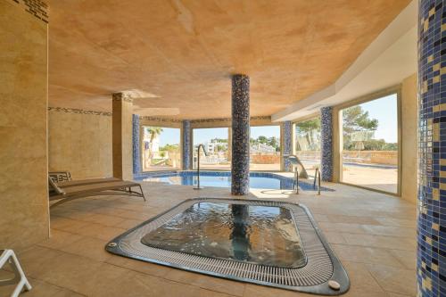 a large room with a hot tub in the middle at Apartamentos Azul Playa in Cala d´Or