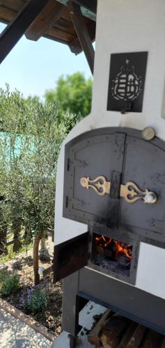 Κήπος έξω από το Annabella Apartmanház