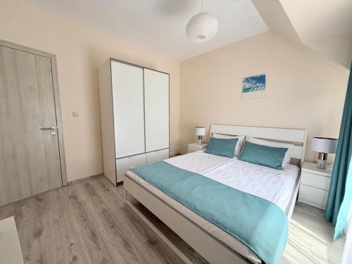 Ένα ή περισσότερα κρεβάτια σε δωμάτιο στο ViolaSuite in Varna South Bay by RV Apartments