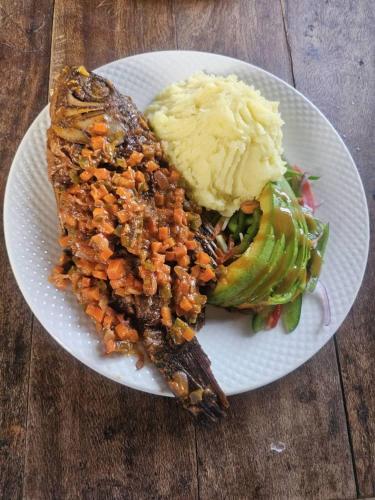 a plate of food with vegetables and mashed potatoes at Safi House in Boma la Ngombe