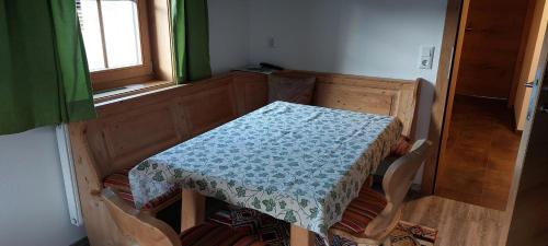 a room with a table and chairs and a table and a window at Lexahaus in Liesing
