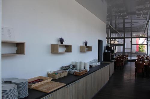 a restaurant with a counter with plates on it at Hotel am Südtor in Backnang