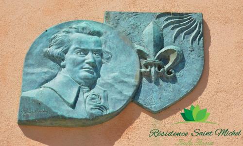 a statue of a bust of a man on a wall at Résidence Saint Michel in LʼÎle-Rousse