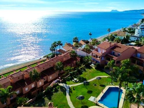 No10 - Beachfront Estepona close to port, 2 bedroom, 2 bathroom, sleeps 5