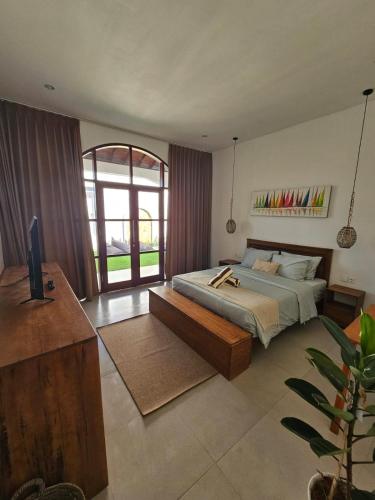 Кровать или кровати в номере Whanau Aha Seseh Villa 2