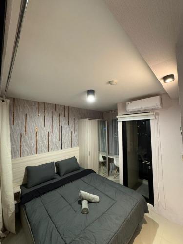 Ένα ή περισσότερα κρεβάτια σε δωμάτιο στο Apartment Vittorio Wiyung 1BR Surabaya wifi smTV by ASH