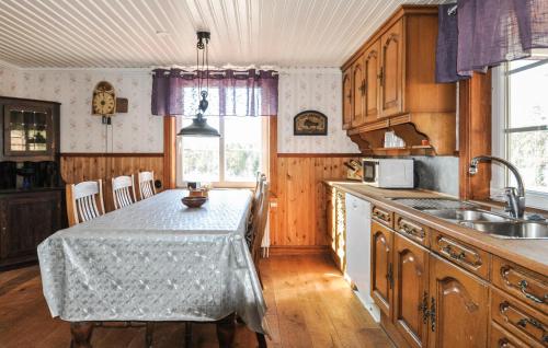 EdにあるAmazing Home In Ed With Lake Viewのテーブル、テーブルクロス付)