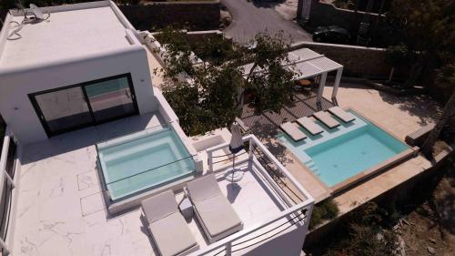 an overhead view of a house with a swimming pool at Numi Suites in Mýkonos City