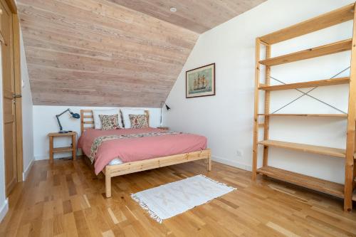 a bedroom with a bed and a bunk ladder at Le 50 Bis - Proche plage in Locmiquélic