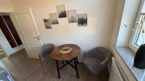 a small table and chairs in a room at Haus am Röblinsee - Ferienwohnungen in Fürstenberg in Fürstenberg-Havel