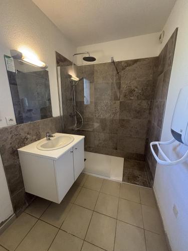 une salle de bain avec un lavabo et une douche dans l'établissement T3 résidence privée proche plage et piscine, à Poggio-Mezzana