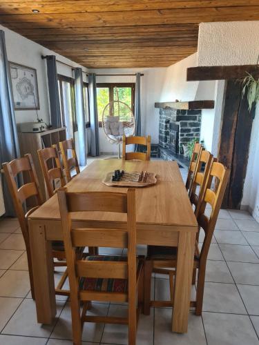 - une table à manger en bois et des chaises dans la cuisine dans l'établissement Duplex with Lake Geneva view, à Saint-Gingolph
