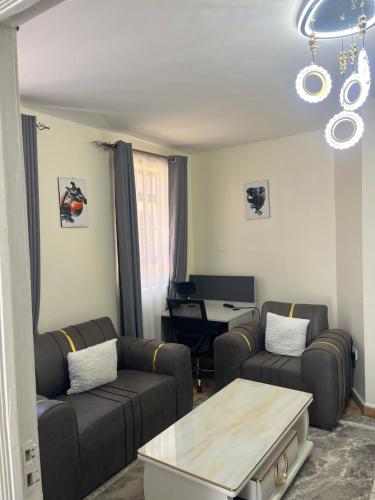 Sahel Executive Studio apartment with separate kitchen and bathroom in another section from the main room for cheap accommodation in Elgon View near Eldoret sports club,Rapha Hospital, Naivas supermarket, rupha mall, and Eldoret International Airportにあるシーティングエリア