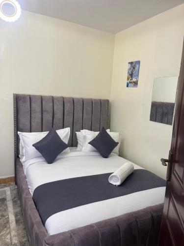 Sahel Executive Studio apartment with separate kitchen and bathroom in another section from the main room for cheap accommodation in Elgon View near Eldoret sports club,Rapha Hospital, Naivas supermarket, rupha mall, and Eldoret International Airportにあるベッド