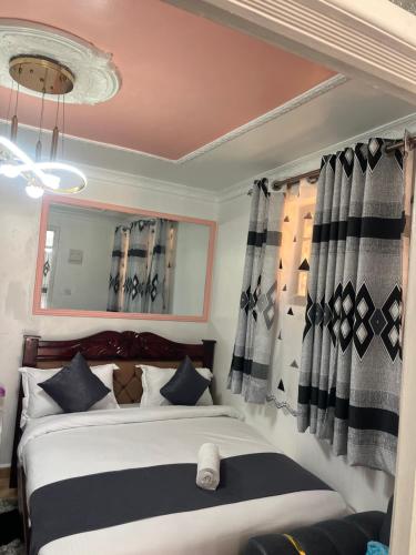 Krevet ili kreveti u jedinici u okviru objekta Sahel Executive Studio apartment with separate kitchen and bathroom in another section from the main room for cheap accommodation in Elgon View near Eldoret sports club,Rapha Hospital, Naivas supermarket, rupha mall, and Eldoret International Airport