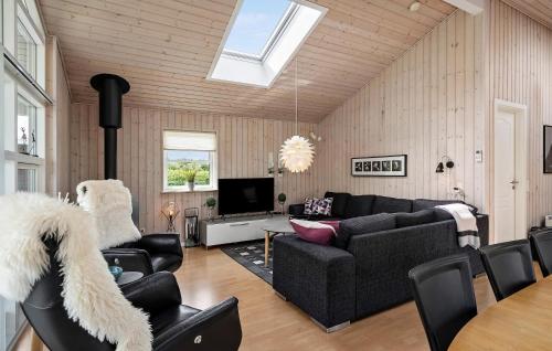 TarmにあるCozy Home In Tarm With Wifiのリビングルーム(家具、天窓付)