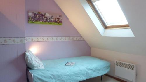 Kleines Zimmer mit einem Bett im Dachgeschoss in der Unterkunft Maison proche de la rivière du Bono, entre Auray et Vannes in Plougoumelen