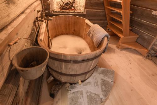a wooden bath tub with a bucket in a room at Il Roccolino in Valsecca