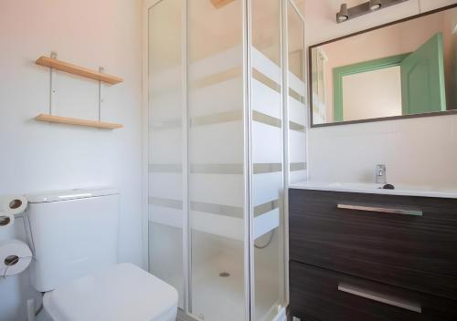 un bagno con doccia, WC e lavandino di La Casa del Maestro a Cerezo de Abajo