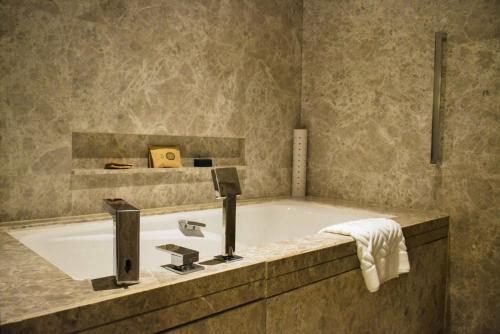Bilik mandi di Hilton Urumqi