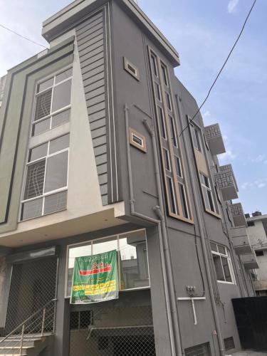 El edificio en el que está el departamento