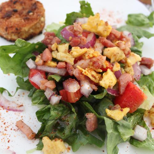 a salad on a plate with lettuce and tomatoes at Villa Marie in Courçon